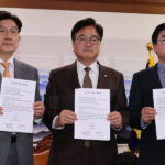 권성동 국민의힘 원내대표, 우원식 국회의장, 박찬대 민주당 원내대표가 국민연금 개혁안 합의문을 들고 사진을 찍고 있다.