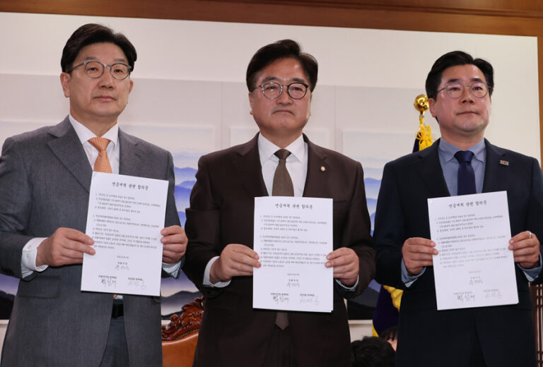 권성동 국민의힘 원내대표, 우원식 국회의장, 박찬대 민주당 원내대표가 국민연금 개혁안 합의문을 들고 사진을 찍고 있다.