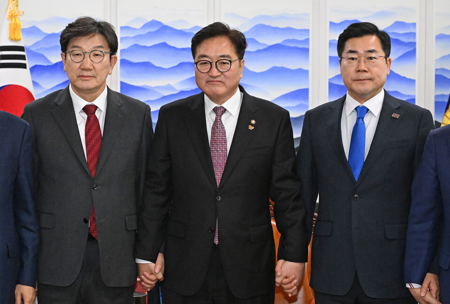 권성동 국민의힘 원내대표, 우원식 국회의장, 박찬대 민주당 원내대표가 서로 손을 잡고 정면을 응시하고 있다.