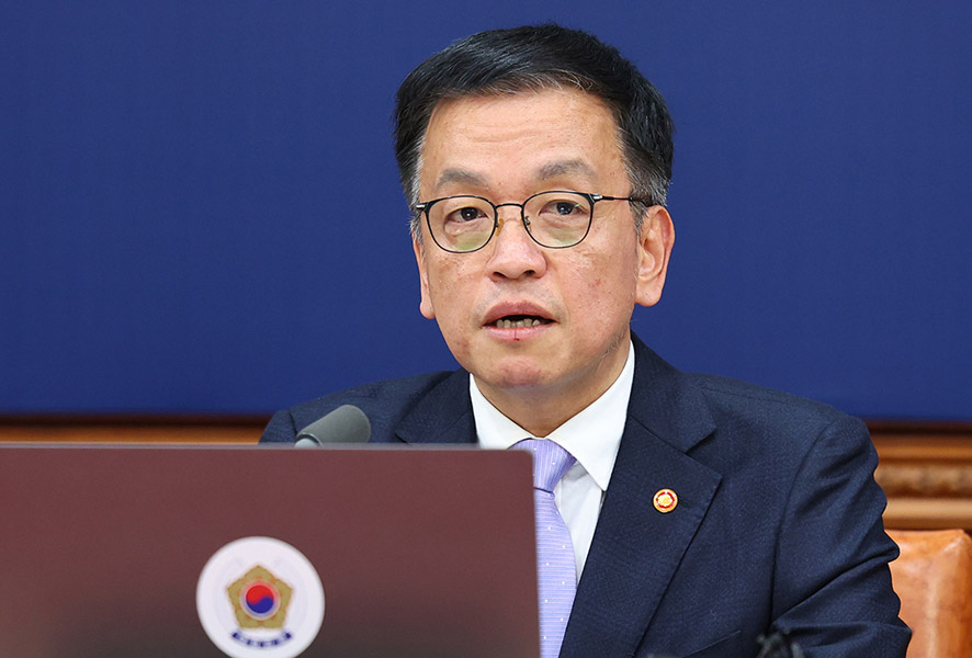 최상목 대통령 권한대행이 마이크 앞에서 발언하고 있다.