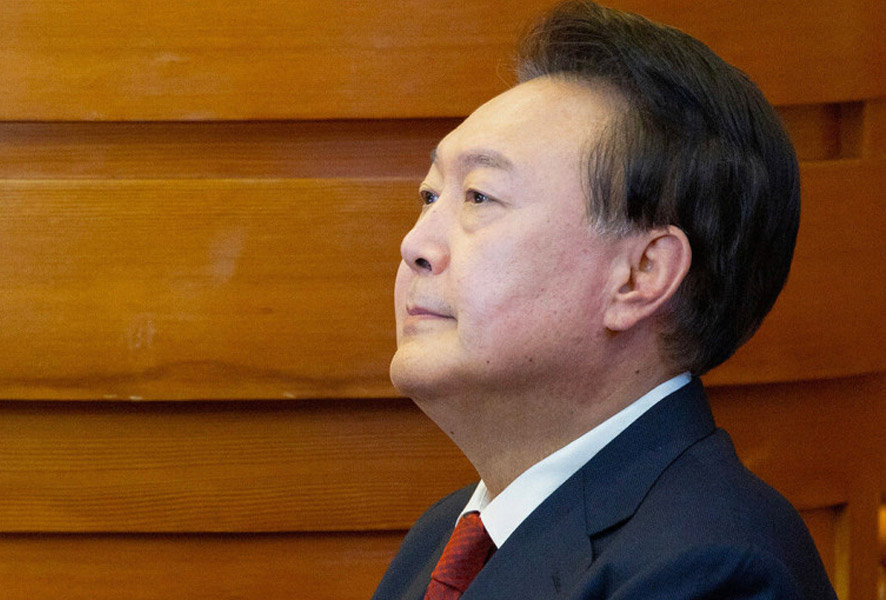 탄핵심판에 변론기일에 참석한 윤석열 대통령이 힘없는 시선으로 허공을 응시하고 있다.