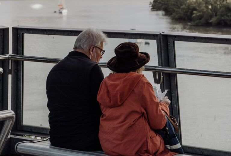 의자에 나란히 앉아 있는 노부부 ⓒunsplash
